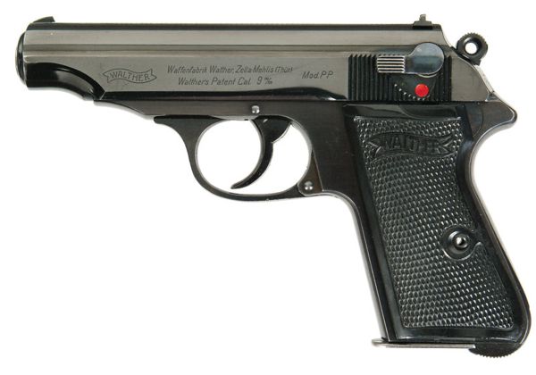 Пистолет Walther PP довоенного выпуска калибра 9мм, редкий вариант с защелкой магазина в основании рукоятки.